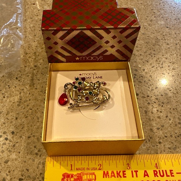 Macy’s Holiday Lane Sleigh brooch Metal And Enamel ~ New In Box - Picture 13 of 16